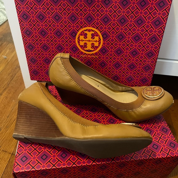 Tory Burch Caroline Wedge size 10.5 tan/dark maple. - Picture 3 of 3